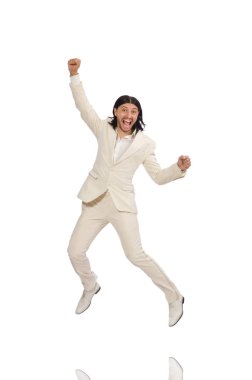 Beyazda izole edilmiş komik bir adam.