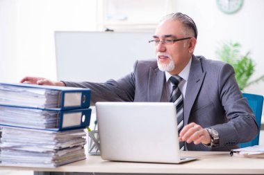 Yaşlanmış erkek çalışanlar aşırı işten memnun değil.