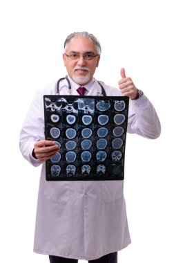 Yaşlı erkek doktor beyazı izole etmiş.