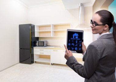 Kadınlarla akıllı ev kavramı