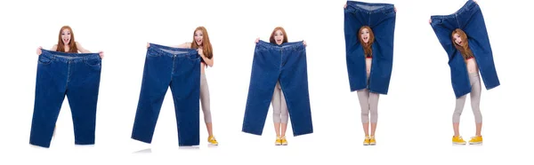 Wanita dalam konsep diet dengan celana jeans besar — Stok Foto