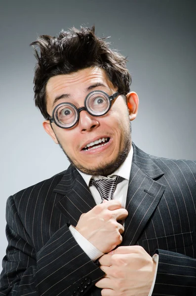 Funny nerd zakenman in donkere Studio — Stockfoto