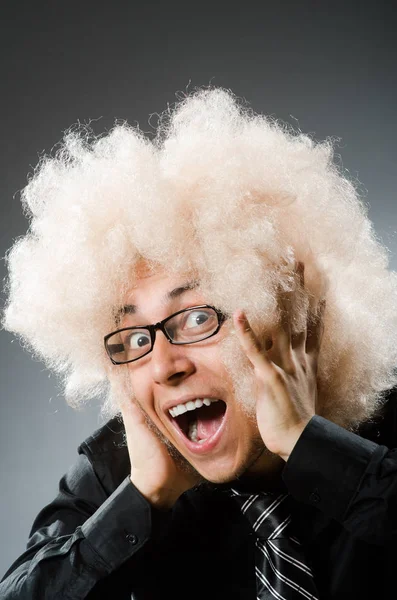 Ung man klädd i afro peruk — Stockfoto