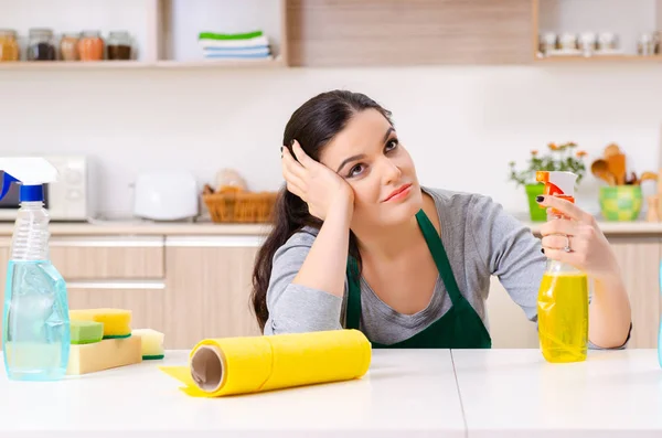 Jonge vrouwelijke aannemer doet huishoudelijk werk — Stockfoto