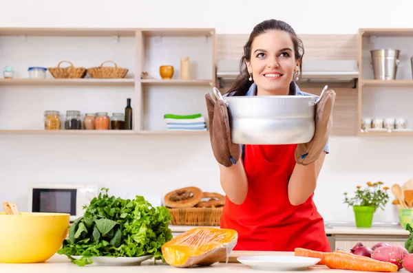 Молодая женщина с овощами на кухне — стоковое фото
