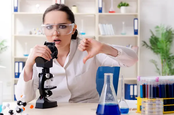 Giovane chimica femminile che lavora in laboratorio — Foto Stock