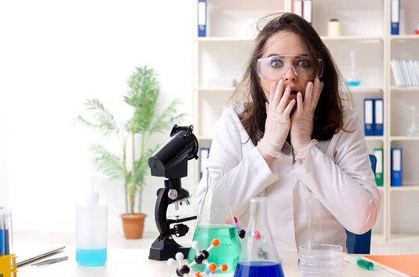 Química feminina engraçada a trabalhar no laboratório — Fotografia de Stock