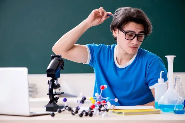 Jonge mannelijke student in de klas — Stockfoto