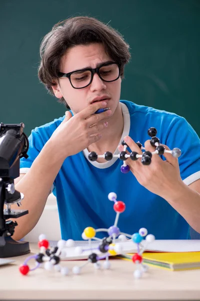 Jonge mannelijke student in de klas — Stockfoto