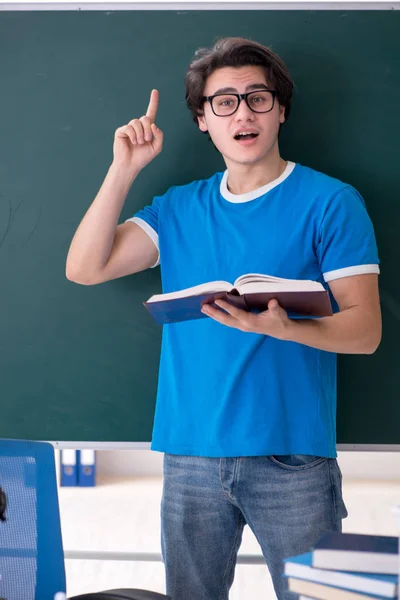 Jonge mannelijke student in de klas — Stockfoto