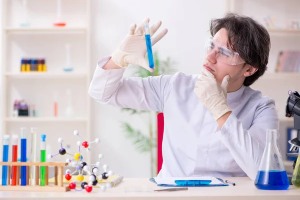 Jonge mannelijke biochemicus werkzaam in het lab — Stockfoto