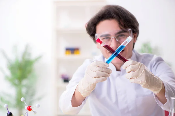 Jonge mannelijke biochemicus werkzaam in het lab — Stockfoto