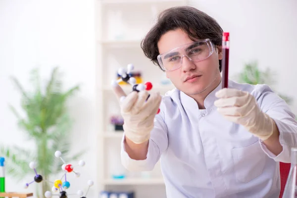 Jonge mannelijke biochemicus werkzaam in het lab — Stockfoto