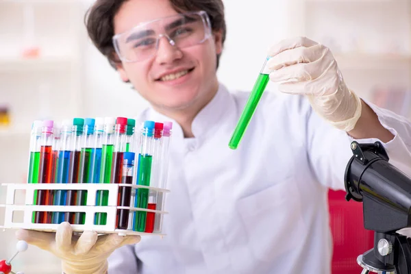 Bioquímico varón joven trabajando en el laboratorio — Foto de Stock