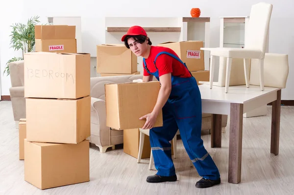 Fiatal férfi vállalkozó dobozokkal zárt térben — Stock Fotó