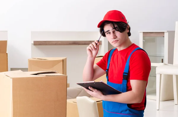 Junge männliche Lohnunternehmer mit Boxen, die drinnen arbeiten — Stockfoto