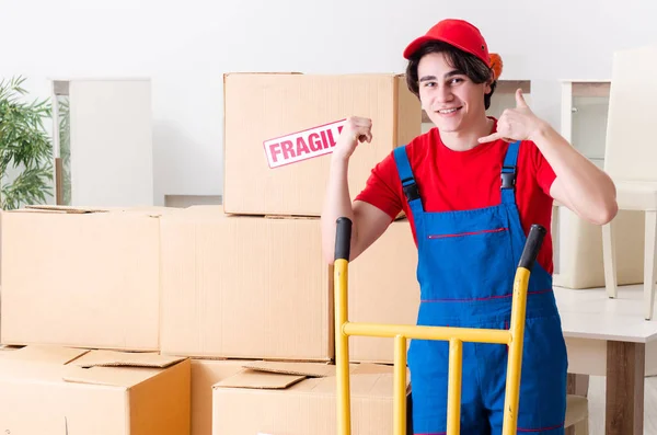 屋内で働く箱付きの若い男性請負業者 — ストック写真