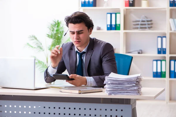 Jeune employé masculin travaillant au bureau — Photo