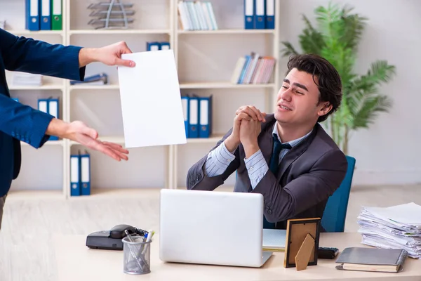 Jovem empregado masculino sendo demitido de seu trabalho — Fotografia de Stock