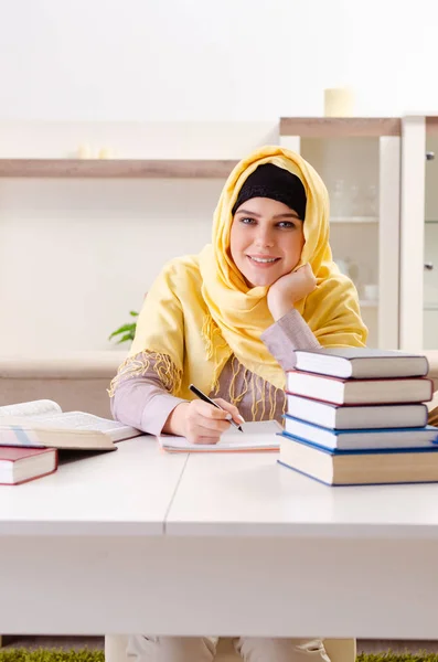 Estudiante en hiyab preparándose para los exámenes — Foto de Stock