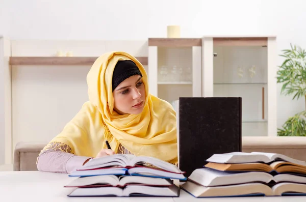 Kvinna student i hijab förbereder sig för tentor — Stockfoto