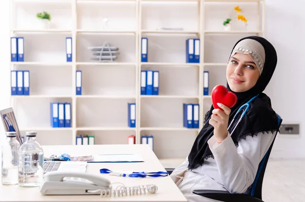 Ung läkare i hijab arbetar på kliniken — Stockfoto