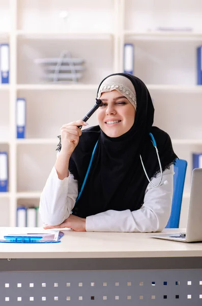 Jonge arts in hijab werkzaam in de kliniek — Stockfoto