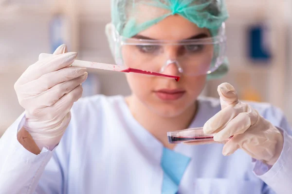 Química joven trabajando en el laboratorio —  Fotos de Stock