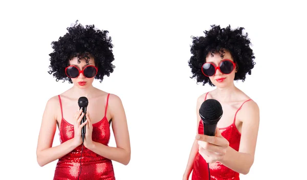 Pop star con microfono in abito rosso su bianco — Foto Stock
