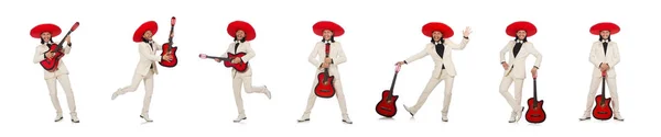 Funny mexicano en traje sosteniendo la guitarra aislado en blanco — Foto de Stock