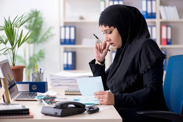 Buchhalterin im Hidschab bei der Arbeit im Büro — Stockfoto