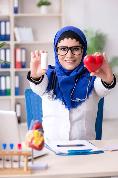 Médica em hijab a trabalhar no hospital — Fotografia de Stock
