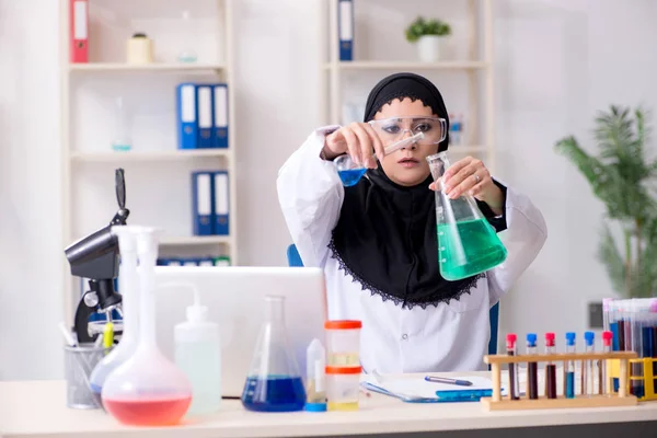 Chemikerin im Hidschab arbeitet im Labor — Stockfoto