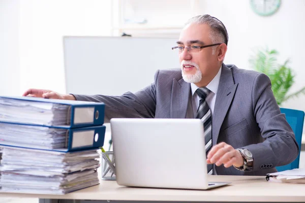 Hombre anciano empleado infeliz con el trabajo excesivo — Foto de Stock