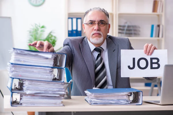 Elöregedett férfi alkalmazott elégedetlen a túlzott munkával — Stock Fotó