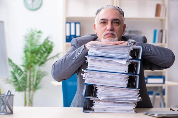 Věk muž zaměstnanec nešťastný s nadměrnou prací — Stock fotografie