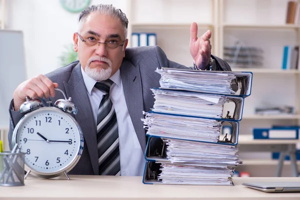 Åldrad manlig anställd missnöjd med överdrivet arbete — Stockfoto