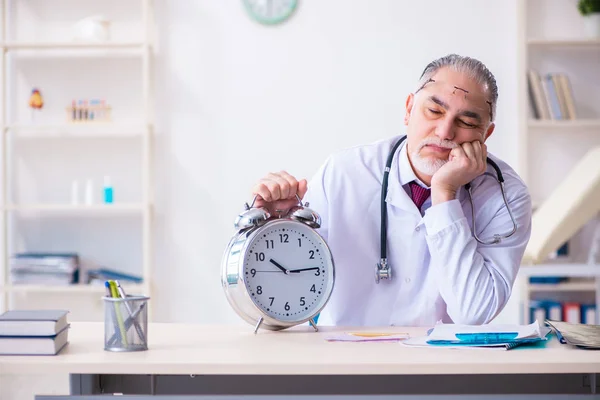 Starý lékař pracující na klinice — Stock fotografie