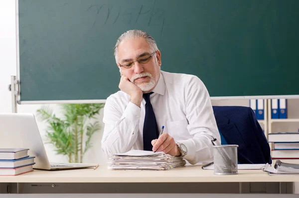 Professeur masculin âgé en face du tableau noir — Photo