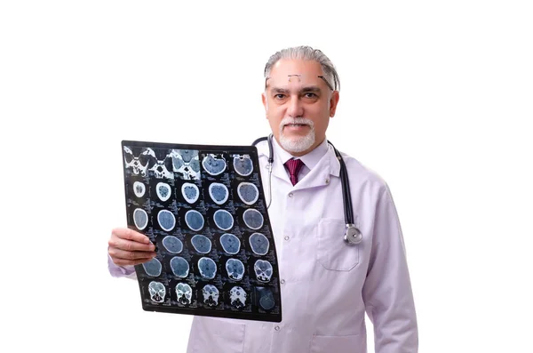 Yaşlı erkek doktor beyazı izole etmiş. — Stok fotoğraf