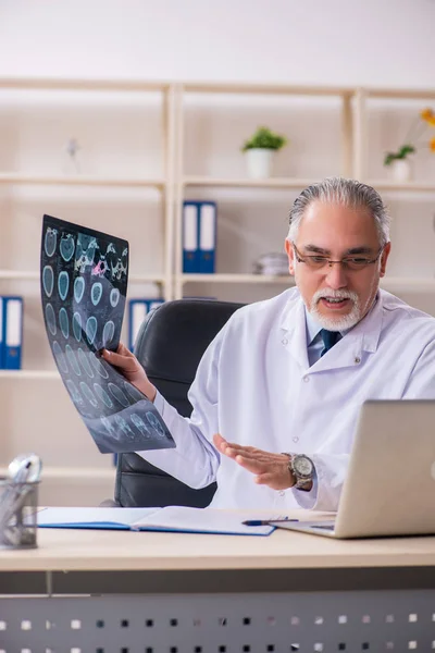나이든 남성 방사선 전문의가 클리닉에 있는 모습 — 스톡 사진