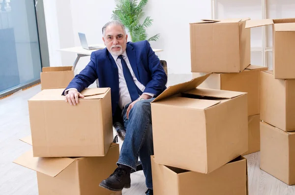 Åldrad affärsman flyttar till ny arbetsplats — Stockfoto