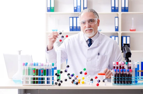 Viejo químico trabajando en el laboratorio — Foto de Stock