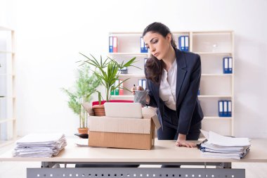 Genç kadın işçiye onu işten ateş olmak