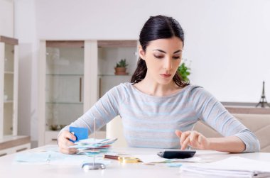 Bütçe planlama konseptinde genç kadın