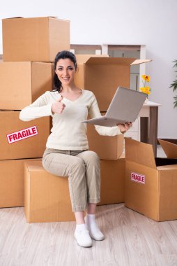 Genç kadın yeni daireye taşınıyor.