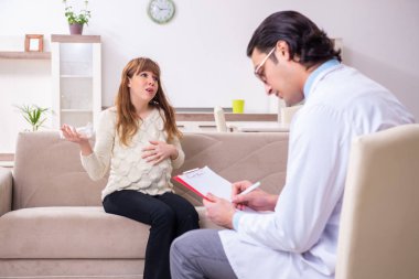 Genç bayan hasta erkek psikologla konuşuyor.