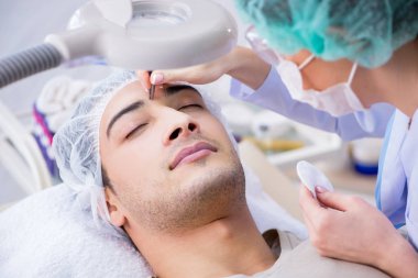 Yakışıklı delikanlı ziyaret kadın doktor güzellik uzmanı