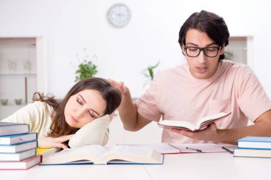 Öğrenciler sınava evde birlikte hazırlanıyorlar.