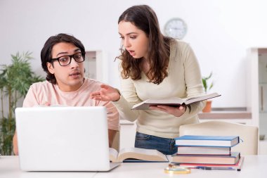 Öğrenciler sınava evde birlikte hazırlanıyorlar.